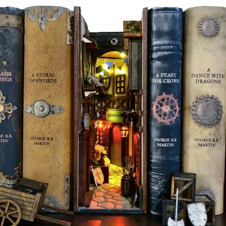 Hot Sale Medieval Alleyworld Bookshelf Insert Box