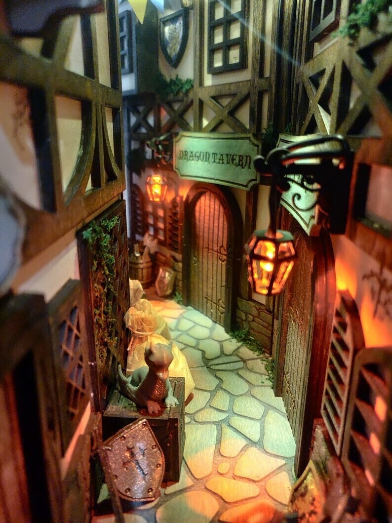 Hot Sale Alley World Bookshelf Insert Box