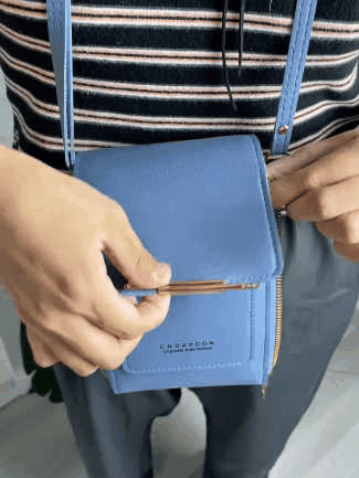 Touchscreen phone bag in use