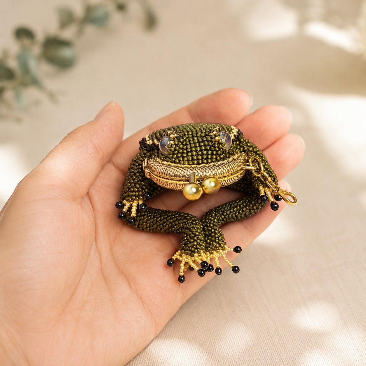 Frog purse in hand