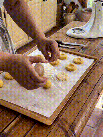 Easy press pastry and cookie mold in use
