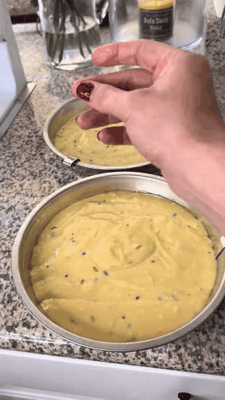 Demonstration der einfachen Kuchenfreigabe durch den Drehmechanismus