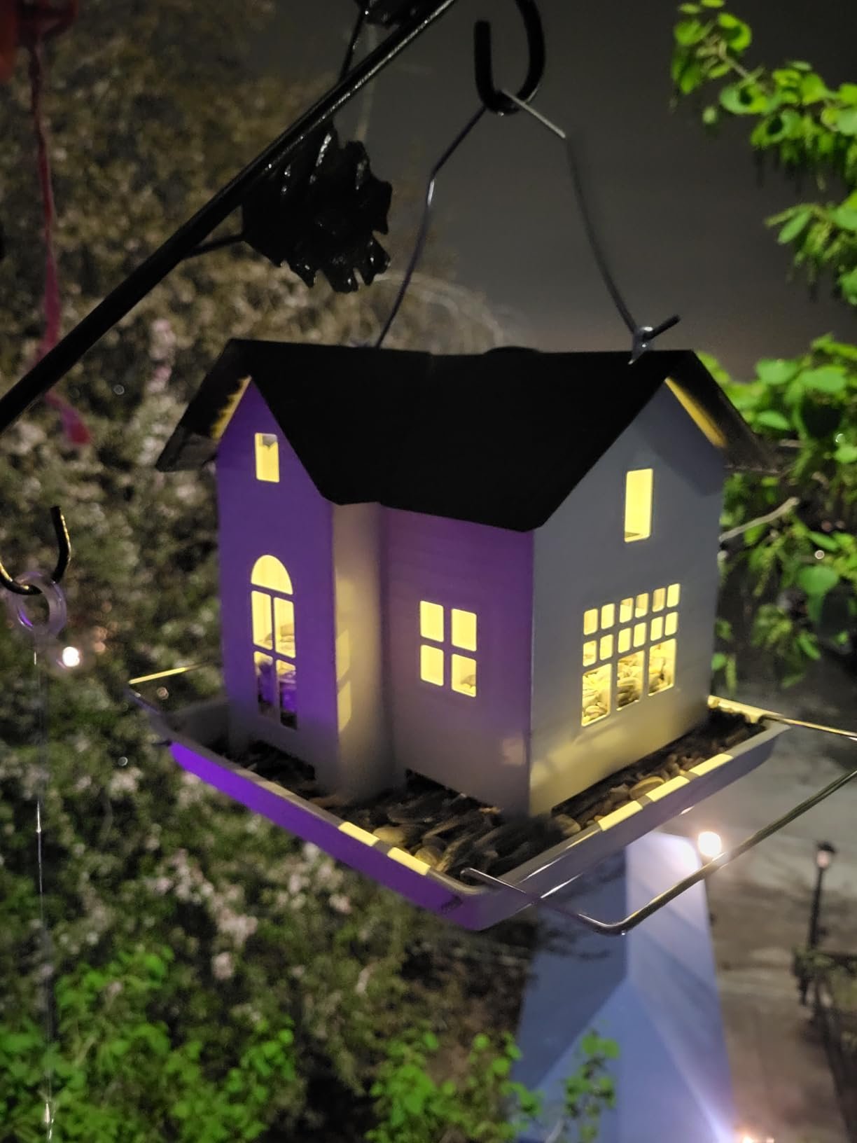 Even if you don't love birds, you'll love this bird feeder.